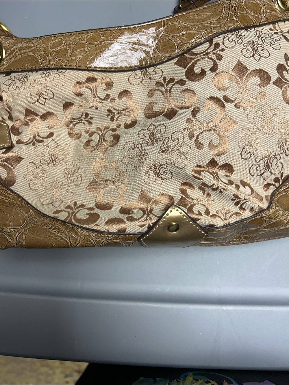 Dereon Gold-Tone Accent Floral Jacquard Shoulder Bag. (Tidal Wave) - Picture 4 of 7